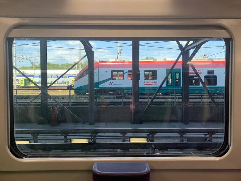 vetro-interno-treno-con-vista-su-treno-e-binari